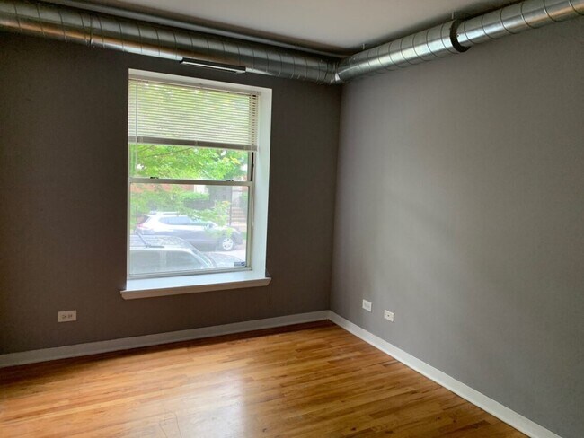 Building Photo - 7508 N Damen Ave