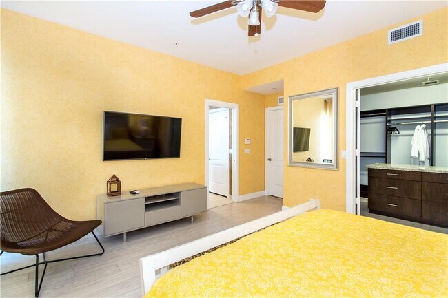 Building Photo - 340 Elm St