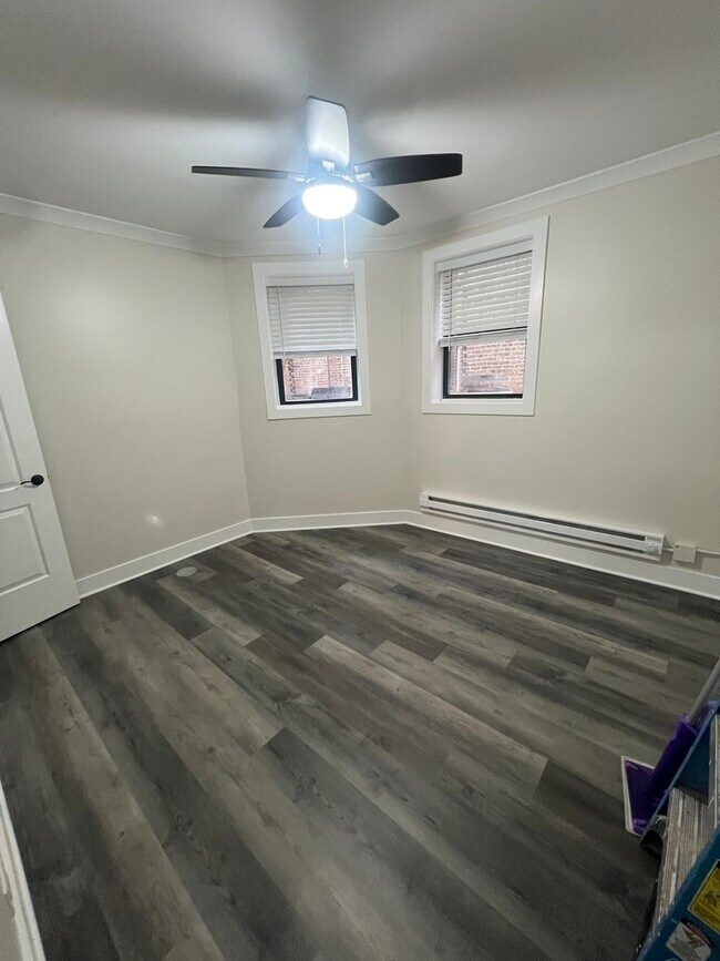 Building Photo - 3839 N Greenview Ave