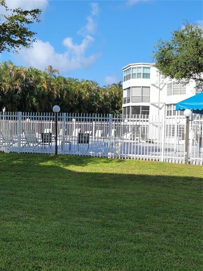 Building Photo - 1351 NE 191st St