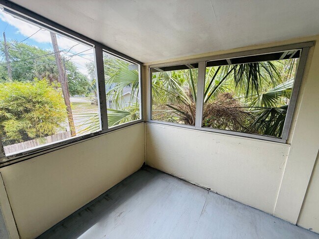 Building Photo - 320 21st Ave S