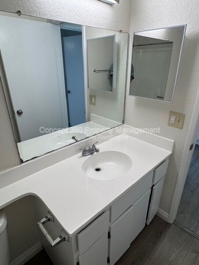 Building Photo - 9421 Cedar St