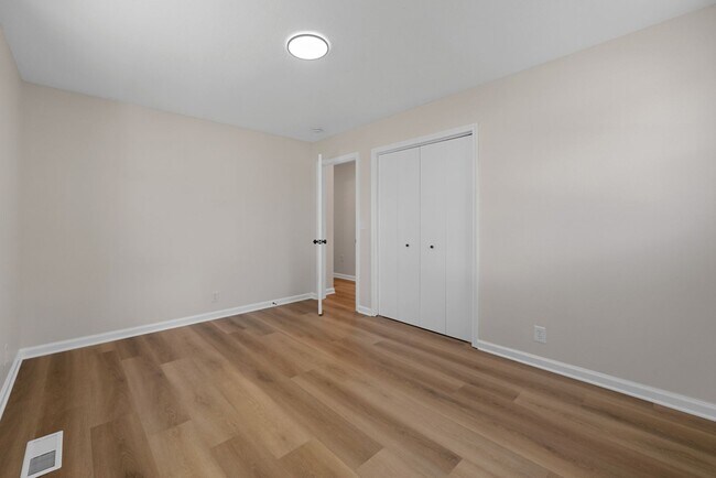 Building Photo - Close to Ft. Campbell! Renovated 3 Bed 2 Bath Home!