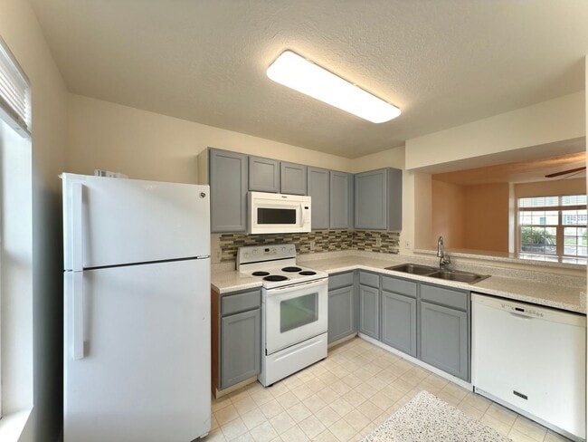 Building Photo - 4 Bedroom Clearfield Town Home Available i...