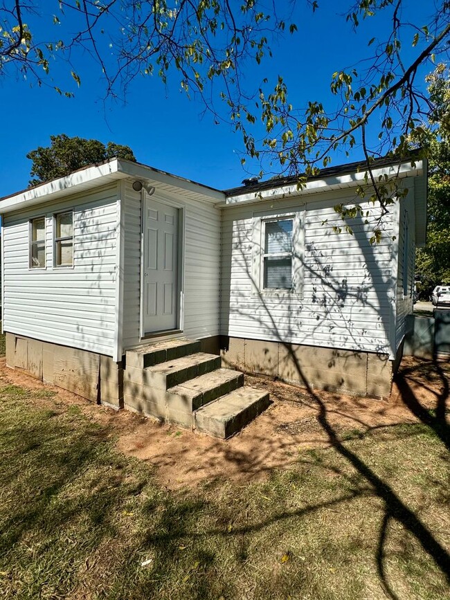 Building Photo - Cute home near Athens State University!