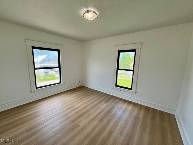 Building Photo - 117 W 29th St