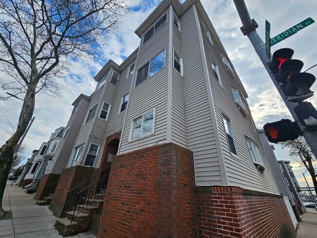 Building Photo - 464 Meridian St