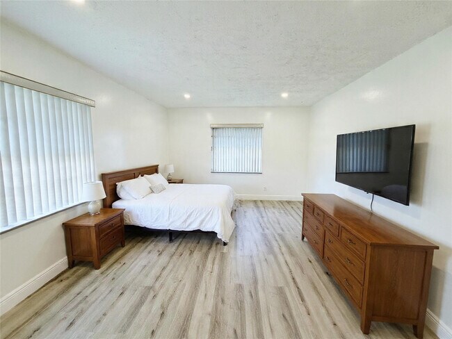 Building Photo - 2710 Riverside Dr