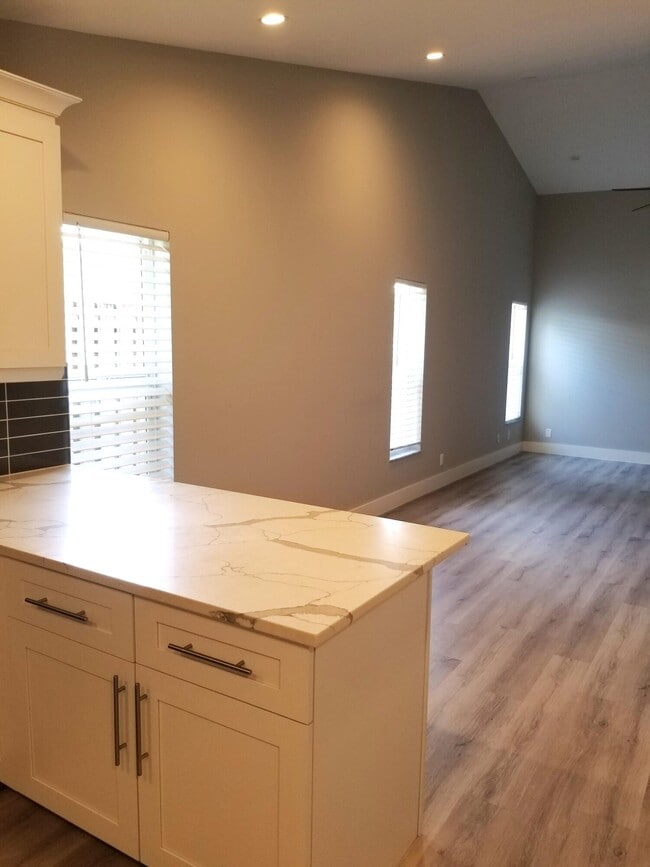 Building Photo - 8863 SE Hobe Ridge Ave