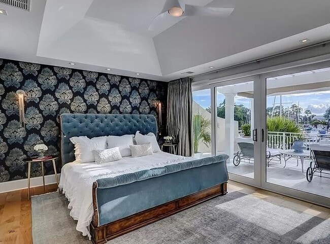 Building Photo - Spectacular Furnished Harbourfront Home in...