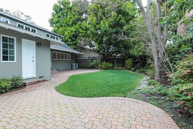 Building Photo - Expansive 6 Bed, 3.5 Bath Executive Home i...