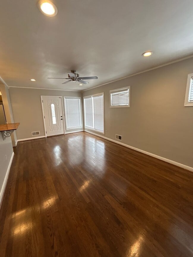 Building Photo - 3 BR 2 BA House with Garage