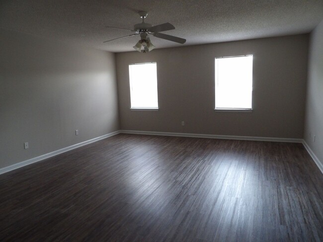 Building Photo - Creekside Townhomes, Creeke Lane, Enterpri...