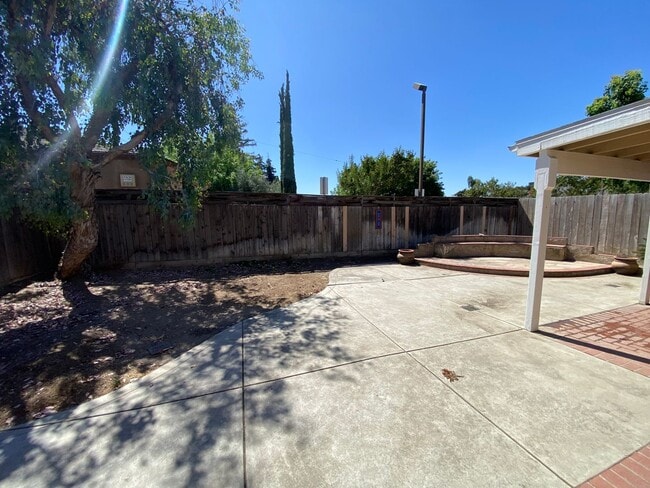 Building Photo - SW Visalia Home coming soon!