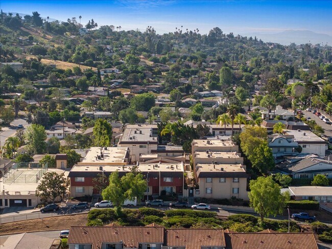 Building Photo - Escondido 2 bed 2.5 bath condo for lease