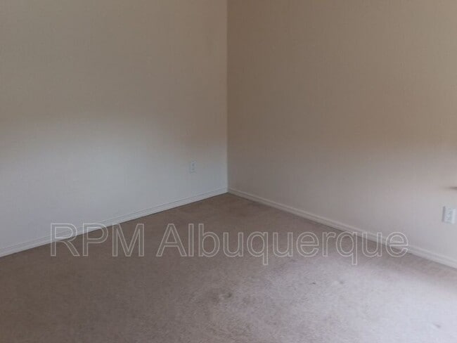 Building Photo - 7100 Alexandria Dr NE