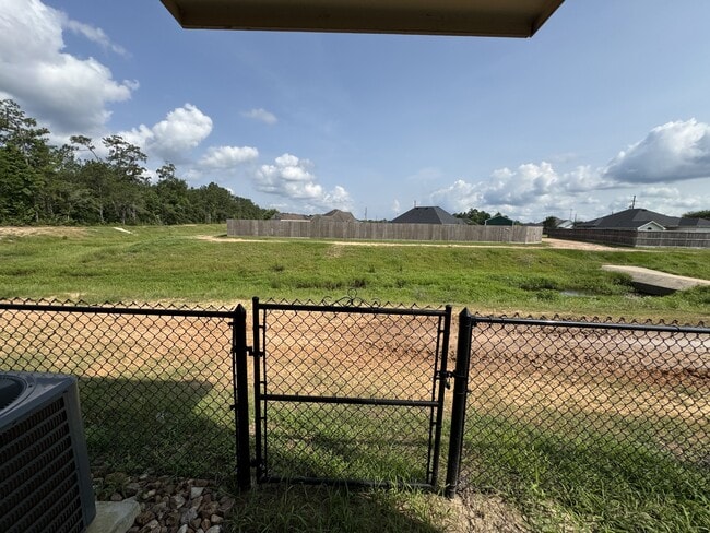 Building Photo - 5670 Shadowbend Cir N
