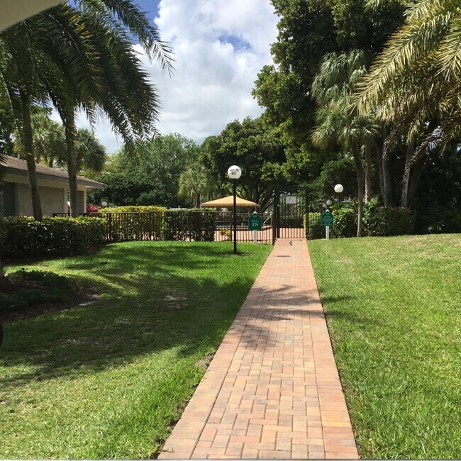 Building Photo - 4007 N Cypress Dr