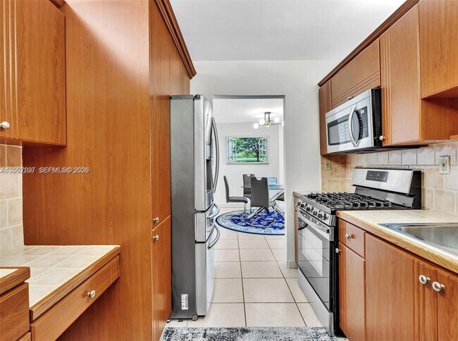 Building Photo - 3140 S Ocean Dr