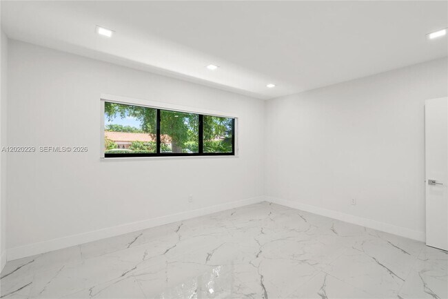 Building Photo - 112 E 1st Ct