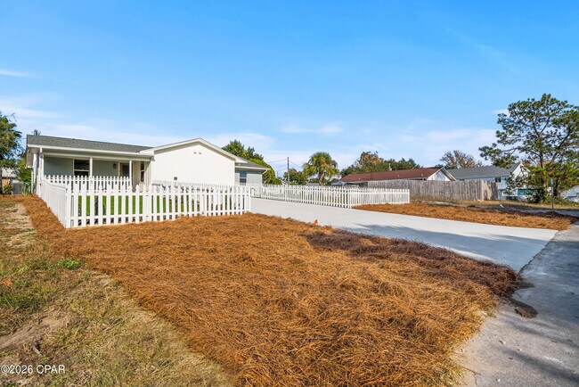 Building Photo - 121 Lakeside Cir