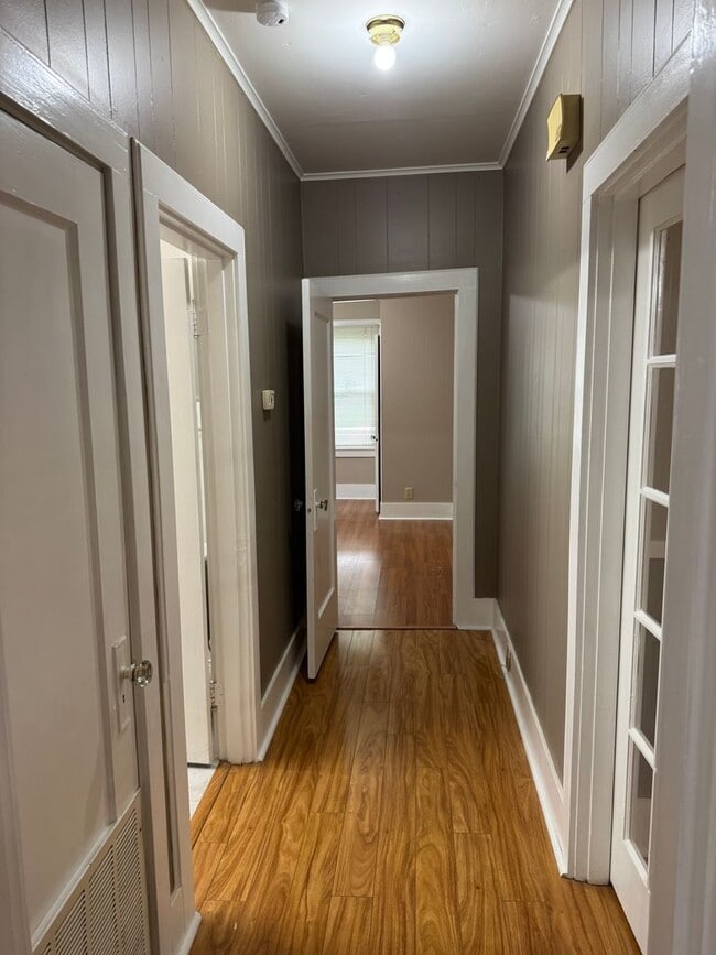 Building Photo - 2-bed/1-bath Downstairs unit!