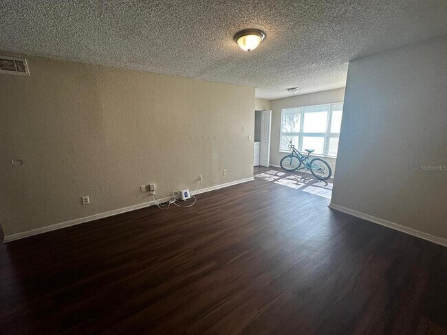 Building Photo - 4512 Commander Dr