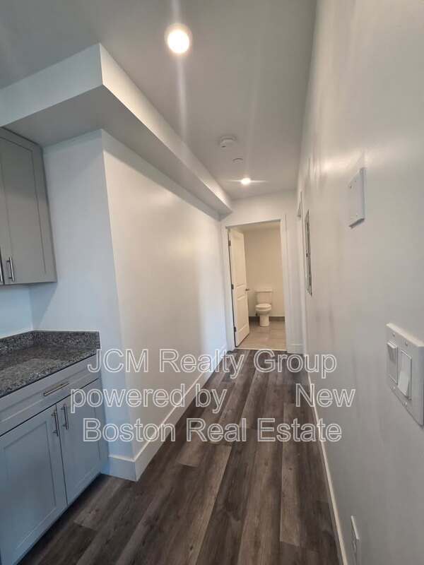 Building Photo - 585 Essex St