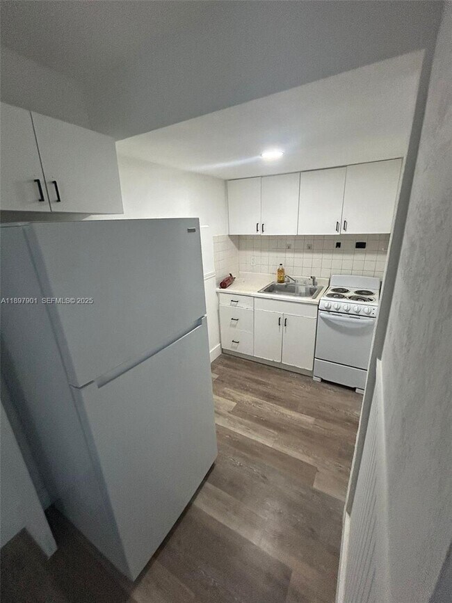 Building Photo - 1035 N Andrews Ave