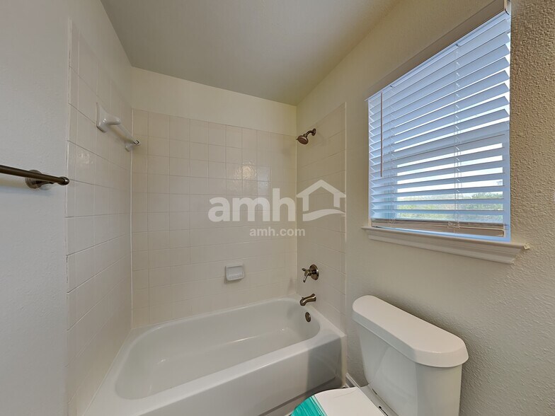 Building Photo - 22234 Goldcrest Run