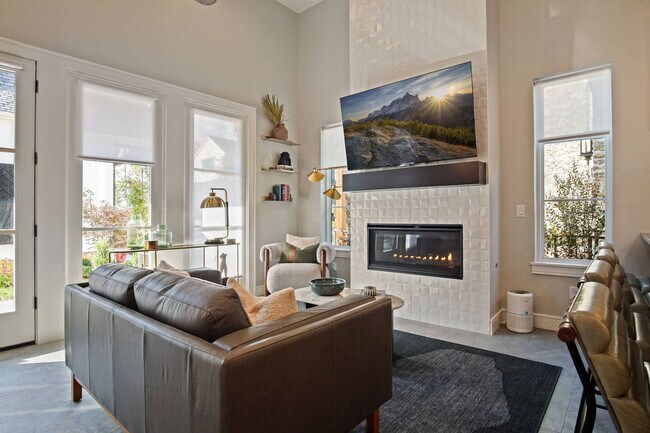 Building Photo - 225 W 1st St