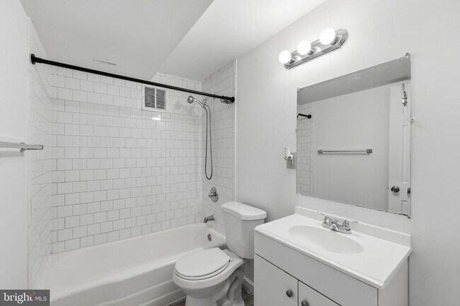 Building Photo - 3816 W Bay Ave