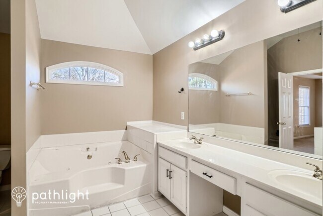 Building Photo - 902 Chadwick Park Dr