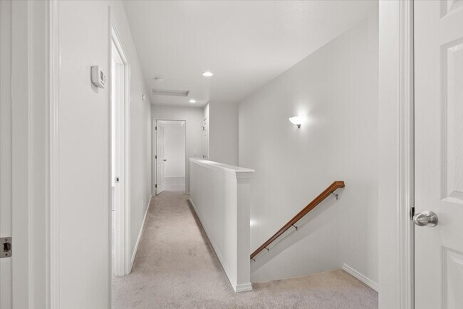 Building Photo - 2350 Finch Ln