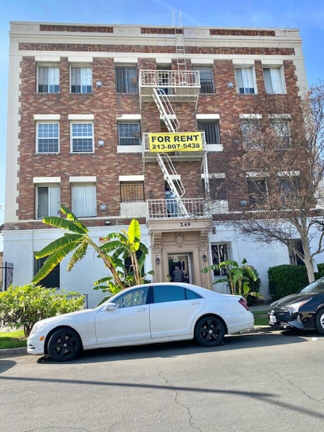 Building Photo - Natural Light Studio in Koreatown - Utilities Included!