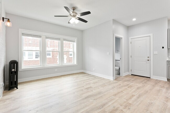 Building Photo - 1057 W Glenlake Ave