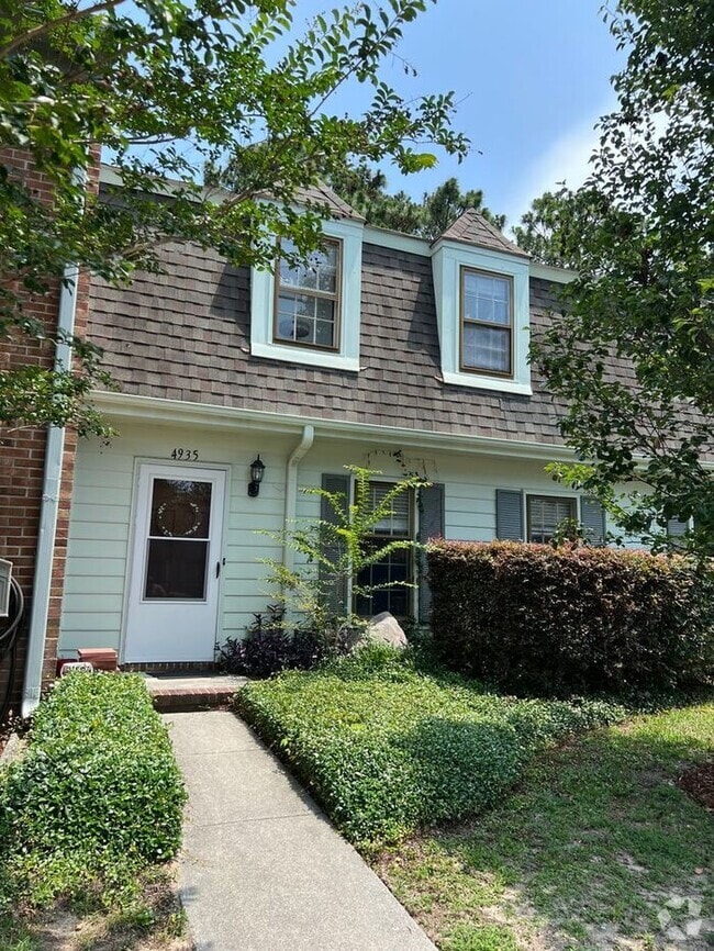Building Photo - 6-7 month lease term!!! Popular town home ...