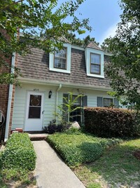 Building Photo - 6-7 month lease term!!! Popular town home ...