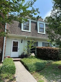 Building Photo - In the 1 mile limit to UNCW, Stones Throw ...