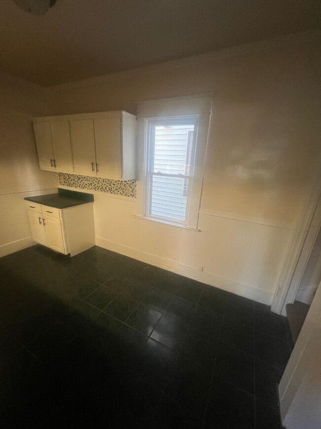 Building Photo - Large 4 Bedroom House with Garage