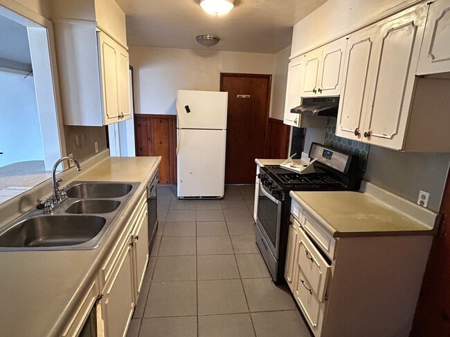 Building Photo - 5 Bedrooms Near Downtown!