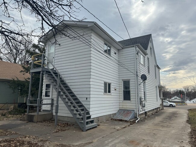 Building Photo - 2023 Broadway St