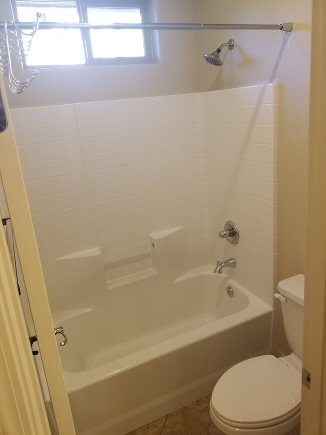 Building Photo - Beautiful, Pet Friendly, Multi-level, 2110 sqft, Luxury Townhouse w/A/C! 3 Bed, 2.5 Bath, + Loft ...