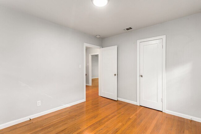 Building Photo - Heart of Sacramento ~~Duplex for RENT!