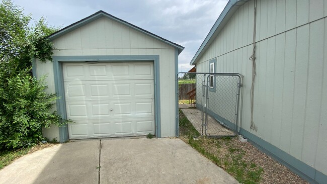 Building Photo - 4 Bed 2 Bath and Garage in Commerce City