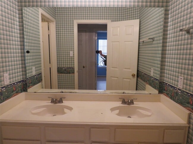 Building Photo - 2302 Plantation Bend Dr