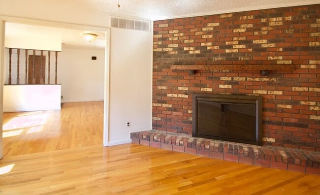Building Photo - 32 Meadowbrook Ln