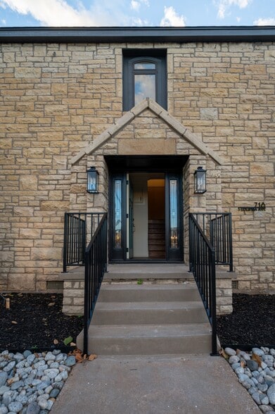 Building Photo - 718 S Columbia Ave