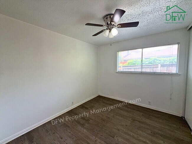 Building Photo - 3 Bed / 2 Bath Townhome - Fenced Yard, Community Pool