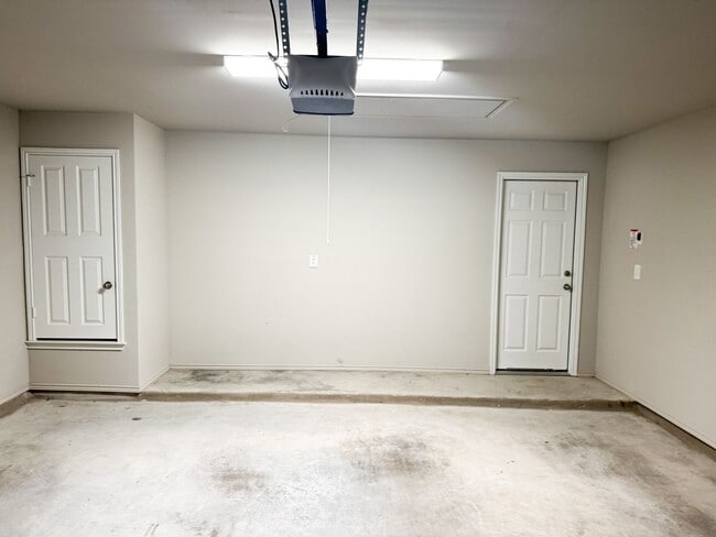 Building Photo - Available Now Beautiful 1 story, 4 bedroom, 2 bath, 2 car garage home with garage door opener and...